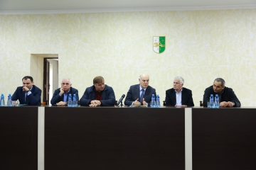 АСЛАН БЖАНИЯ ПРЕДСТАВИЛ АКТИВУ ОЧАМЧЫРСКОГО РАЙОНА НОВОГО ИСПОЛНЯЮЩЕГО ОБЯЗАННОСТИ  ГЛАВЫ АДМИНИСТРАЦИИ  БЕСЛАНА БИГВАВА